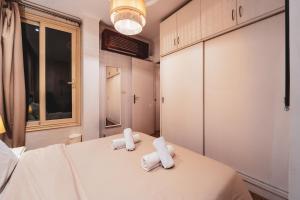 a room with a bed with towels on it at Retro Nutshell! in Cairo