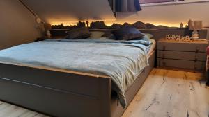 Ένα ή περισσότερα κρεβάτια σε δωμάτιο στο Landliebe Ferienwohnung