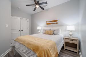 Postel nebo postele na pokoji v ubytování Lakefront Oasis with Game Room!