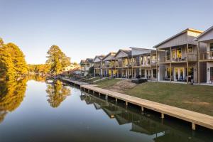 Výhled na řeku, která protéká v blízkosti prázdninového domu