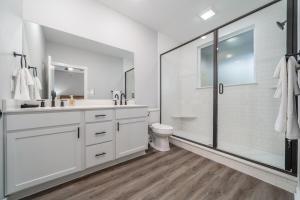 Koupelna v ubytování Lakefront Oasis with Game Room! + 33 fotografií