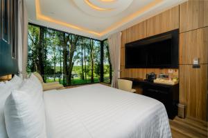 TV a/nebo společenská místnost v ubytování High Tree Resort, Krabi
