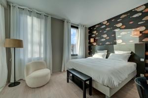 Postel nebo postele na pokoji v ubytování Hôtel Bellegarde by Viktor