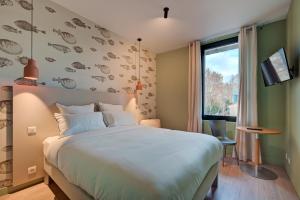 Postel nebo postele na pokoji v ubytování Hôtel Bellegarde by Viktor
