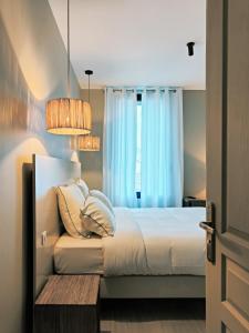 Postel nebo postele na pokoji v ubytování Hôtel Bellegarde by Viktor
