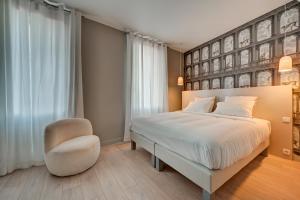 Postel nebo postele na pokoji v ubytování Hôtel Bellegarde by Viktor