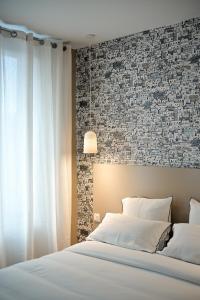Postel nebo postele na pokoji v ubytování Hôtel Bellegarde by Viktor