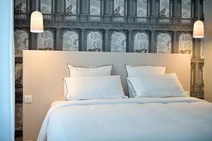 Postel nebo postele na pokoji v ubytování Hôtel Bellegarde by Viktor