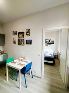 Una habitación con una mesa y sillas y un dormitorio. en Biga Guest House - Intero appartamento Milano, en Milán