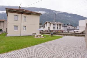 ティラーノにあるAlp Grüm Apartment - 8 min walk to Bernina Expressの草庭付きの家