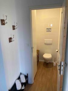 a small bathroom with a toilet in a room at Maisonnette Individuelle in Carpiquet +2 photos