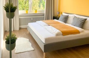 Giường trong phòng chung tại MiCasa OL - Modernes Apartment in City Bestlage - Küche - WLAN - Balkon - Fugenloses Bad