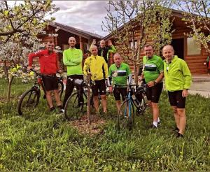 Eine Gruppe von Männern, die mit ihren Fahrrädern im Gras stehen in der Unterkunft Holiday cottages with pool in Plav