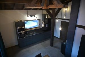 Televízia a/alebo spoločenská miestnosť v ubytovaní Chalet Montana