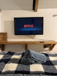 TV a/nebo společenská místnost v ubytování the railway carraige