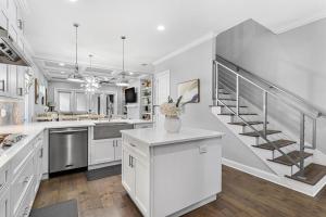 una cocina con armarios blancos y una escalera de caracol en Upscale Soho living Near bayshore Boulevard, en Tampa