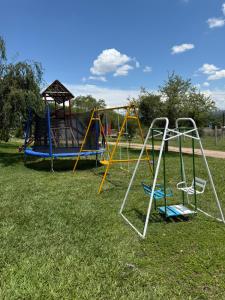 een groep speeltoestellen in een park bij Cabañas AdamiS in Villa Cura Brochero