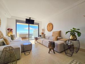 マルベーリャにあるLuxury Retreat in Los Monteros Marbellaのリビングルーム(ソファ、猫付)