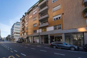 Un coche azul aparcado delante de un edificio en Oberdan 5 Centro Storico - A Casa Tua, en Pordenone