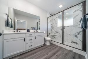 Koupelna v ubytování Lakefront Oasis 7 Min to DWNTN with Game Room! + 29 fotografií