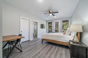 Postel nebo postele na pokoji v ubytování Lakefront Oasis 7 Min to DWNTN with Game Room!