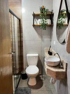 a bathroom with a toilet and a sink at Recanto Góes Machado, quarto Gabi in São Roque