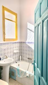 un bagno con vasca e lavandino di Cortijo de la Fuente con vistas impresionantes y playas a 20 minutos a Bédar