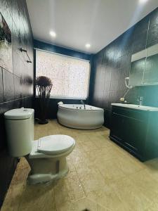 Ένα μπάνιο στο The Ace 6 Bedroom 6 Bathroom Villa With Free Bills