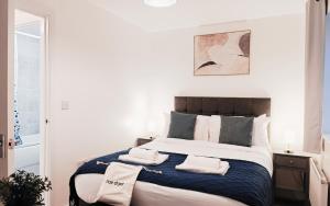 ein Schlafzimmer mit einem Bett mit zwei Handtüchern darauf in der Unterkunft Barn Fold House with Parking, Garden, Wi-Fi in Telford