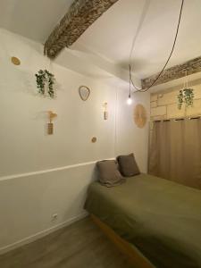 a bedroom with a bed in the corner of a room at Location studio rue du sauvage in Arles
