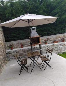 En terrasse eller udendørsområde på A richinola + 1 billede