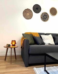 a living room with a couch and a table at Appartement cosy à Landiras in Landiras