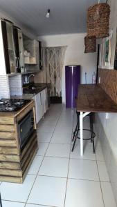 Η κουζίνα ή μικρή κουζίνα στο Casa confortável - 15min da praia