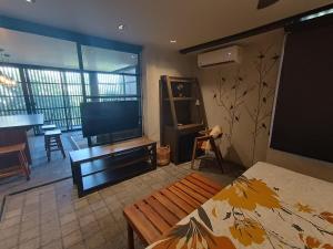 トゥルムにあるLuxury Loft in Aldea Zama with Rooftop Poolのリビングルーム(ベッド1台、薄型テレビ付)