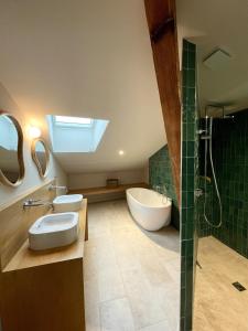 Bilik mandi di Luxury and elegance in Bordeaux