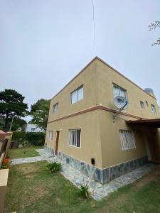 オステンデにあるDepartamentos Ostendeの窓側の大きな建物