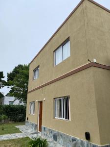 オステンデにあるDepartamentos Ostendeの茶色の建物