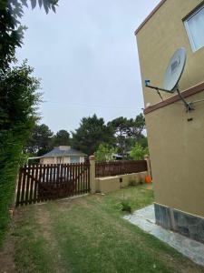 オステンデにあるDepartamentos Ostendeの家の脇の塀