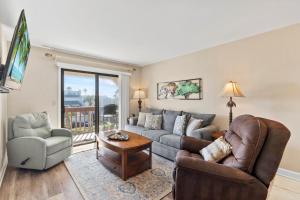 una sala de estar con un sofá y dos sillas en Unit 3306 - Ocean & Racquet Resort, en St. Augustine Beach