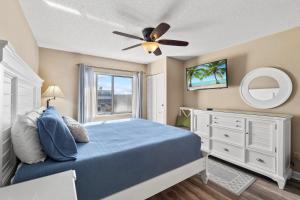 Un dormitorio con una cama y un ventilador de techo. en Unit 3306 - Ocean & Racquet Resort, en St. Augustine Beach 48 fotos más