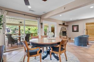 Χώρος καθιστικού στο Steps to the Lake, Game Room & More! Sleeps 9