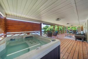 Πισίνα στο ή κοντά στο Steps to the Lake, Game Room & More! Sleeps 9