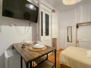 a small room with a table with plates on it at Victoria Studio III in Madrid