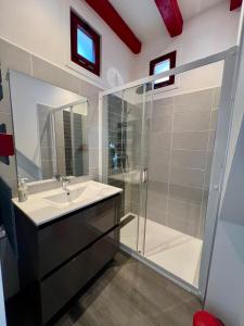 a bathroom with a sink and a shower at Maison d'Antan - PiscineJardinClim - Bourg de Cuzance in Cuzance