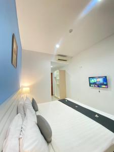 Postel nebo postele na pokoji v ubytování TOS Hotel & Convention Center Tangerang Powered by Archipelago