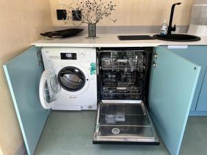 eine Waschmaschine und ein Trockner in einer Küche in der Unterkunft Scarbados Eco 1 Bed Seaside Cottage in Scarborough
