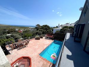 einen Balkon mit einem Pool und einer Terrasse in der Unterkunft Scarbados Eco 1 Bed Seaside Cottage in Scarborough