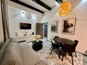 カルロヴィ・ヴァリにあるGreat Living Apartmentsのソファとテーブルのあるリビングルーム