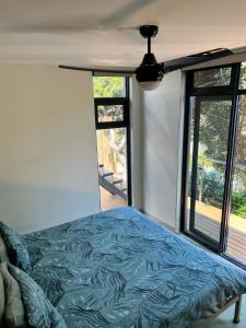 ein Schlafzimmer mit einem Bett und einem großen Fenster in der Unterkunft Scarbados Eco 1 Bed Seaside Cottage in Scarborough + 53 Fotos