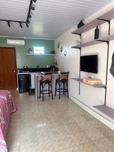 a room with a kitchen and a table with chairs at La Vita studio Lavanda in Nova Veneza